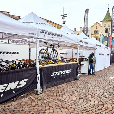 Das Promotionzelt von Stevens Bikes ist ein 4x2 m großer Faltpavillon in weiß. Die Seitenwände sind schwarz und weiß. Unter den Faltpavillons befinden sich die Fahrräder.