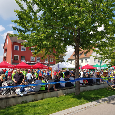 Rote 3x3m-Faltzelten, grüne 3x3m-Faltzelten und weiße 6x3m-Faltzelt auf einem Volksfest in Deutschland