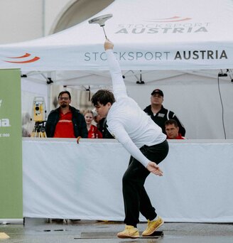 Bei einem Sportevent von Stocksport Austria wird ein weißer, bedruckter Faltpavillon von Ecotent der Serie E2 in der Größe 4,5 x 3 Meter mit Seitenwänden eingesetzt.